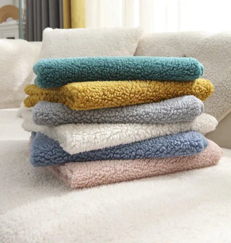 Texture douce housse de canapé unie en polyester, offrant confort et protection durable pour votre salon.