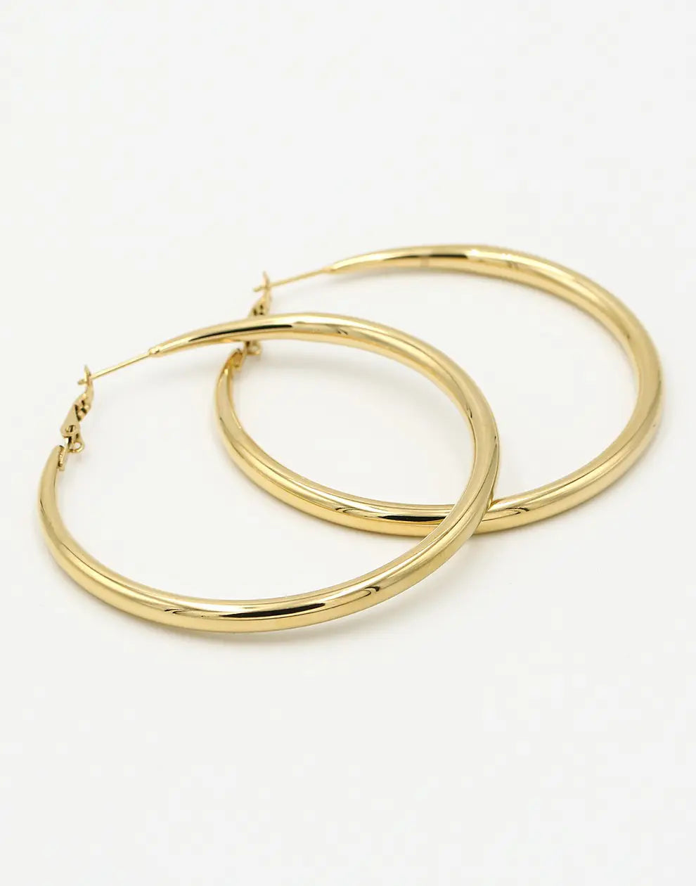 Paire de créoles dorées brillantes 60mm en acier inoxydable, accessoire féminin chic et moderne.