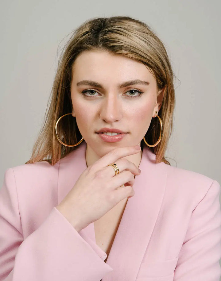 Élégantes créoles dorées de 60mm pour femmes, bijoux intemporels en acier inoxydable, parfaites pour la mode.
