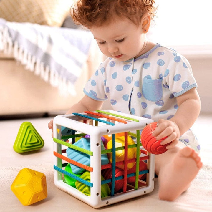 Cube d'activités Montessori éducatif et sensoriel pour bébé, développe la motricité fine et l'éveil.