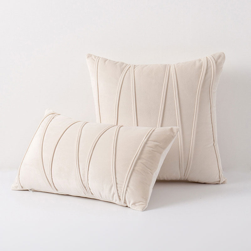 Détail du tissu plissé d'une housse de coussin décorative. Textile polyester doux pour un salon moderne.