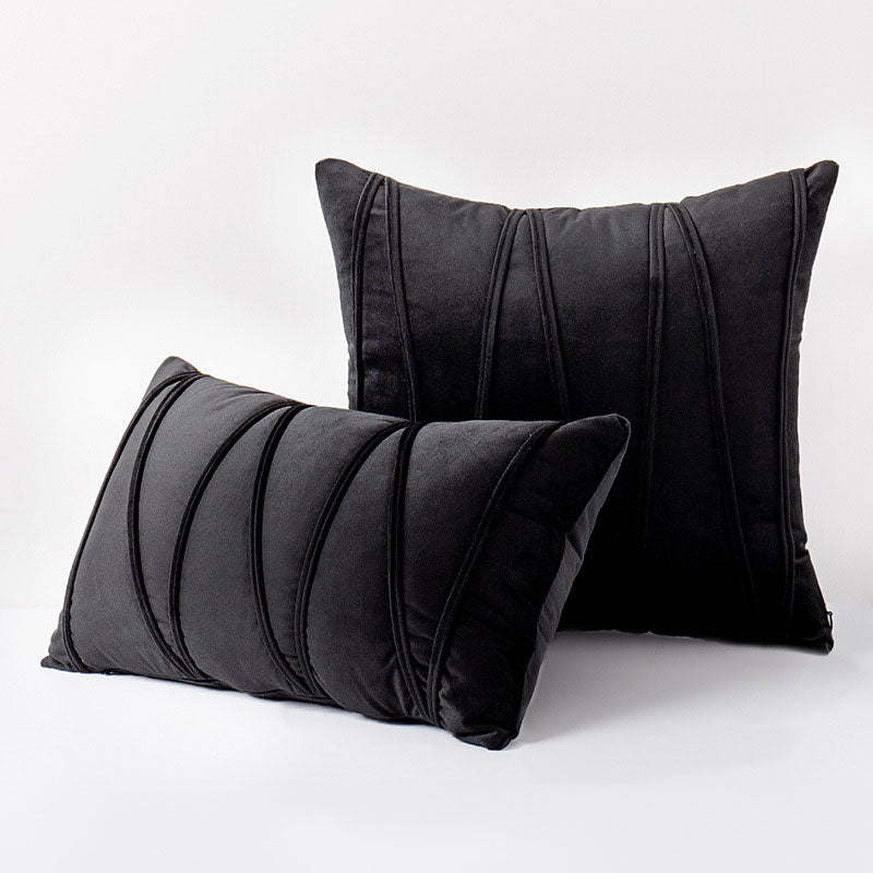 Housse de coussin plissée gris anthracite. Élément décoratif moderne pour canapé de salon ou lit de chambre.