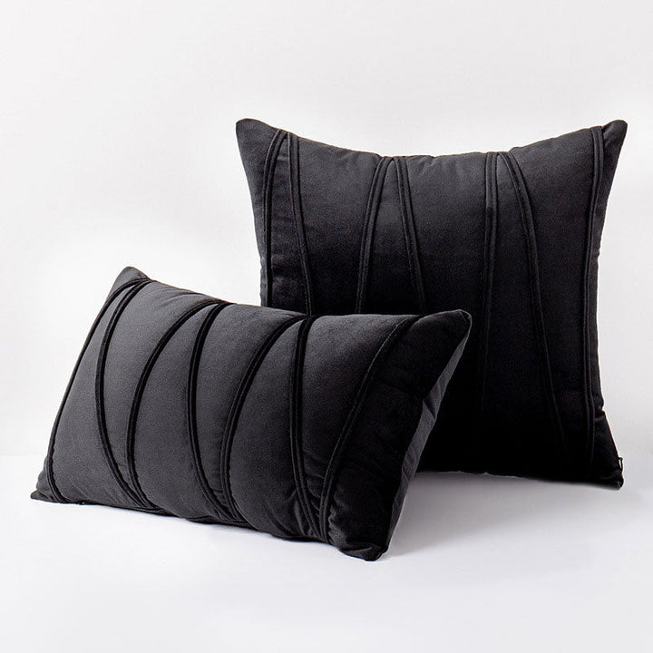 Housse de coussin plissée gris anthracite. Élément décoratif moderne pour canapé de salon ou lit de chambre.