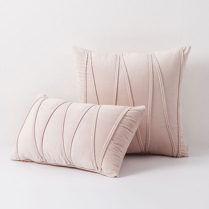 Coussin décoratif plissé beige. Housse moderne en polyester pour salon ou chambre, ajoutant une touche d'ambiance.
