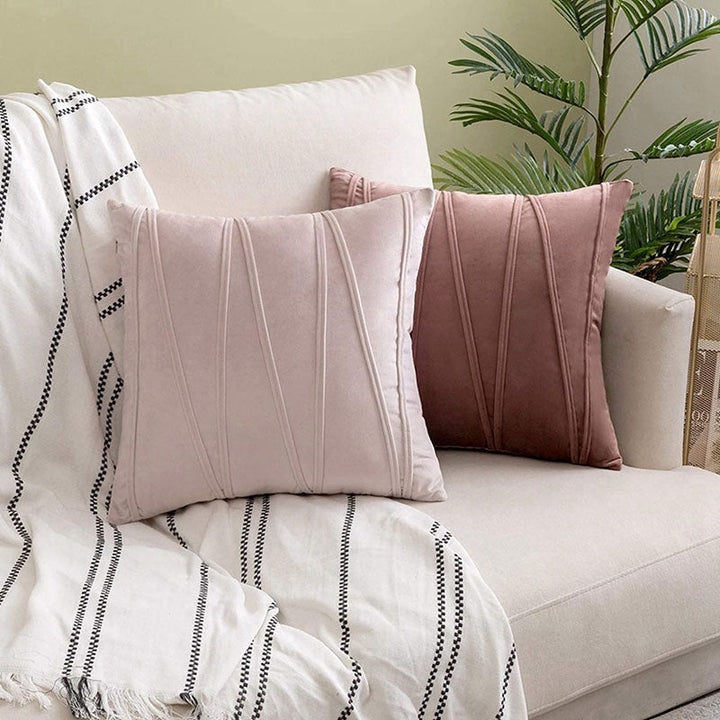Housse de coussin décorative plissée pour salon moderne. Textile polyester chic pour canapé et chambre.