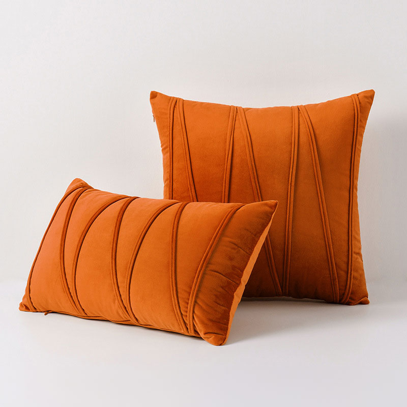 Housse de coussin polyester plissé blanc cassé. Décoration élégante pour salon ou chambre à coucher.