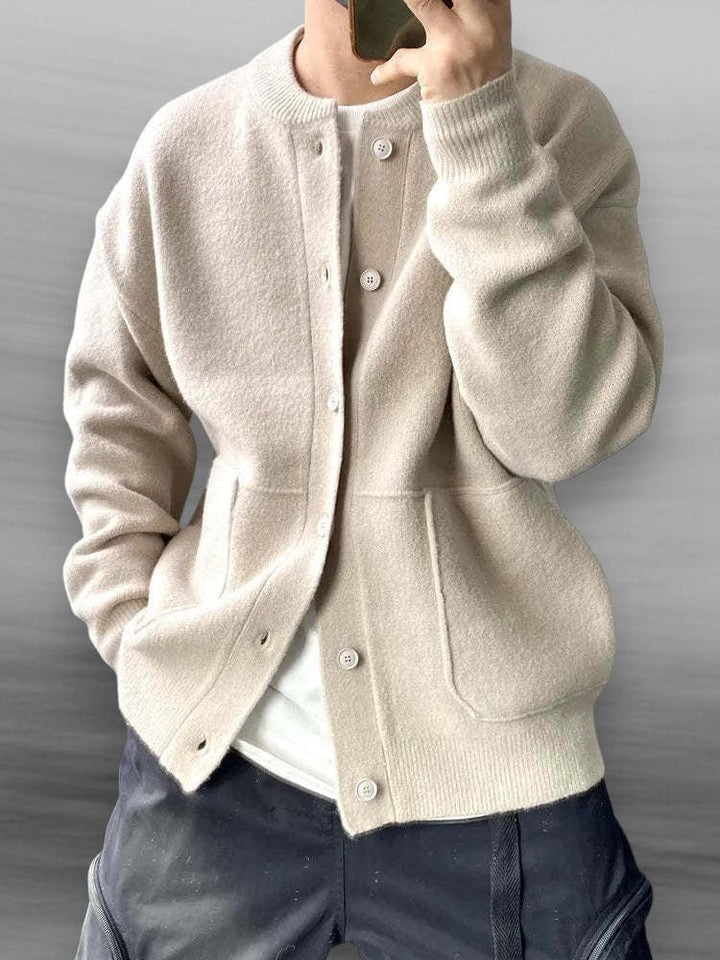 Cardigan homme élégant et doux, avec boutons. Idéal pour le confort quotidien et la mode masculine.