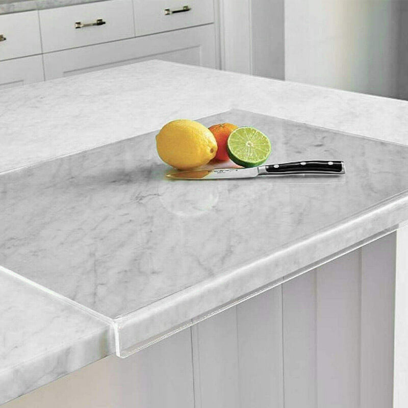 Planche à découper cuisine transparente en acrylique, antidérapante pour une préparation sécurisée.