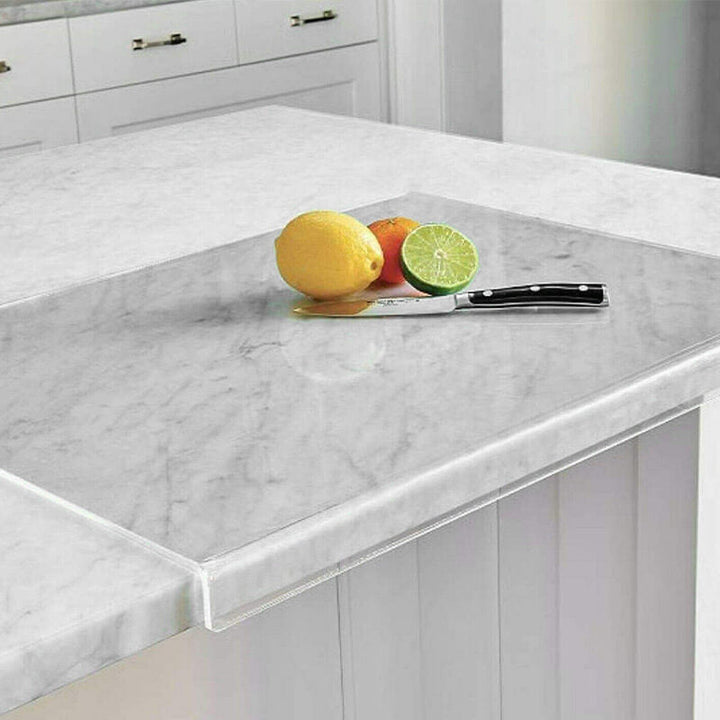 Planche à découper cuisine transparente en acrylique, antidérapante pour une préparation sécurisée.