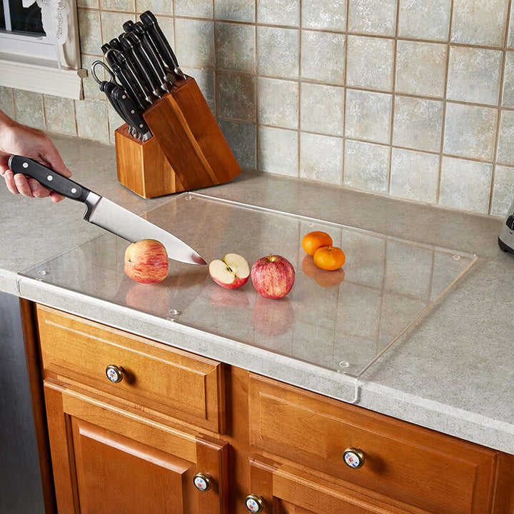 Planche de préparation transparente pour cuisine, en acrylique hygiénique, avec pieds antidérapants intégrés.