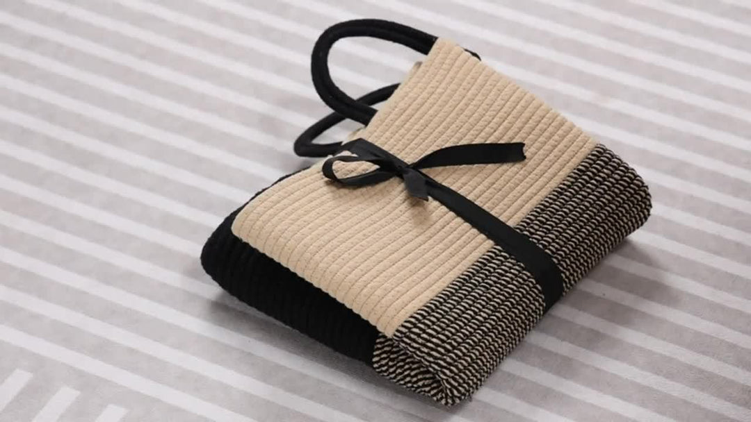 Panier bicolore en coton et jute, élégant et pratique pour le linge et la maison.