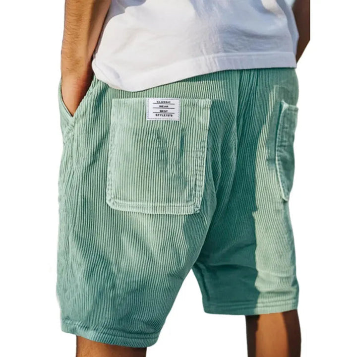 Short femme velours, style décontracté chic et confortable, idéal pour un look estival élégant. Mode féminine.