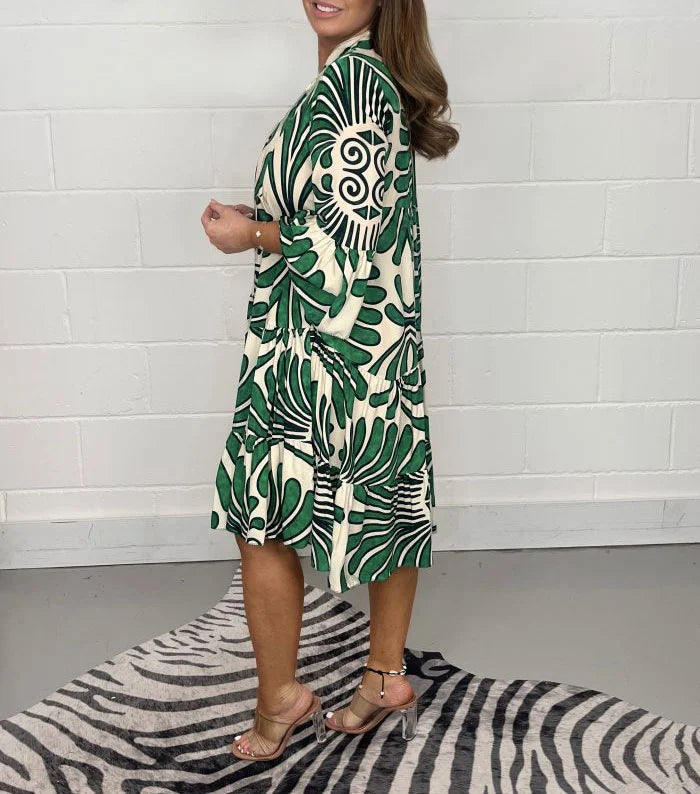 Robe chemise mini imprimée femme, style fluide et chic, parfaite printemps-été pour tenue décontractée.