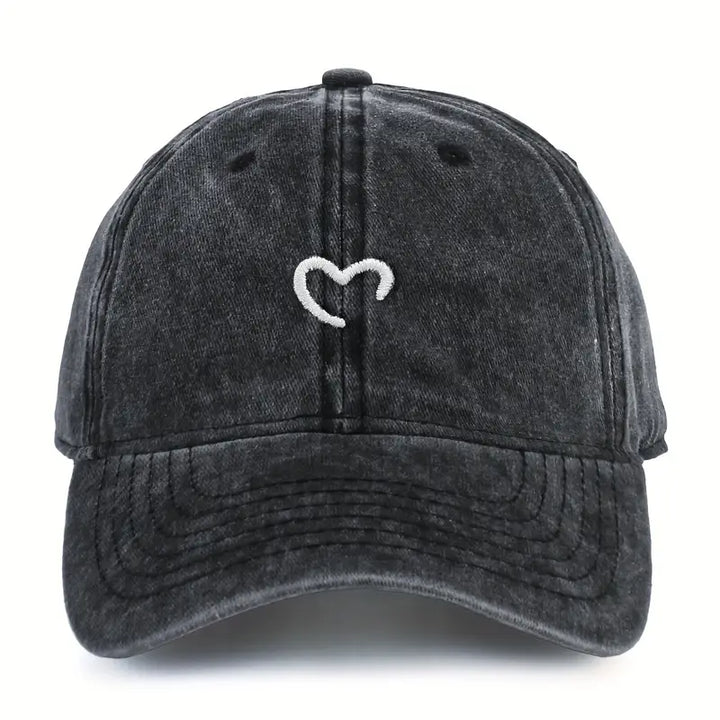 Élégante casquette femme brodée, motif cœur discret. Design minimaliste, accessoire mode décontracté et ajustable.