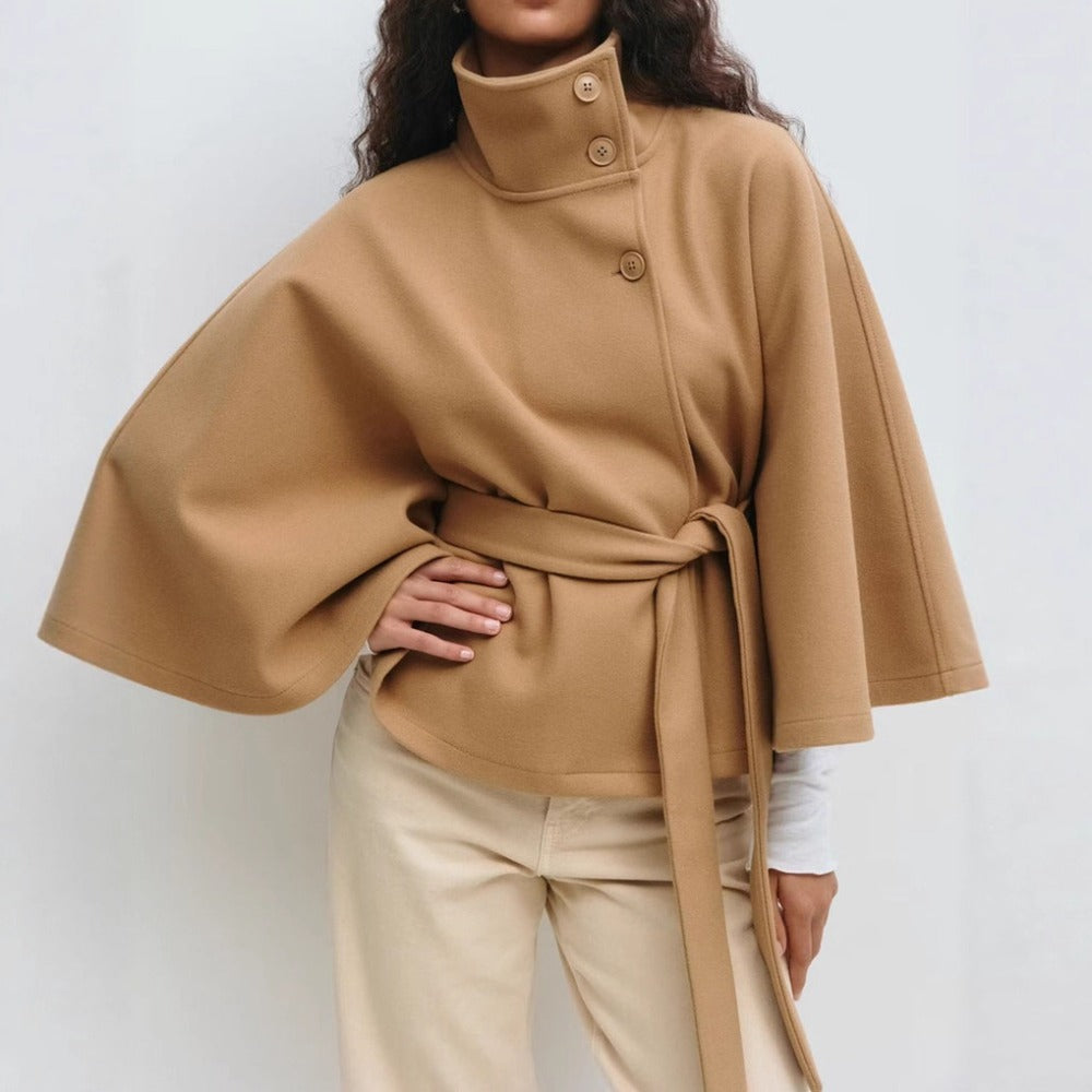 Manteau cape femme élégant et chaud pour l'hiver avec col haut, idéal pour un style chic. Luxe abordable.