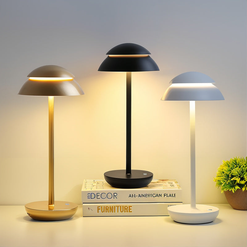 Lampe de table minimaliste, rechargeable sans fil, offrant un éclairage d'ambiance design pour un intérieur moderne.