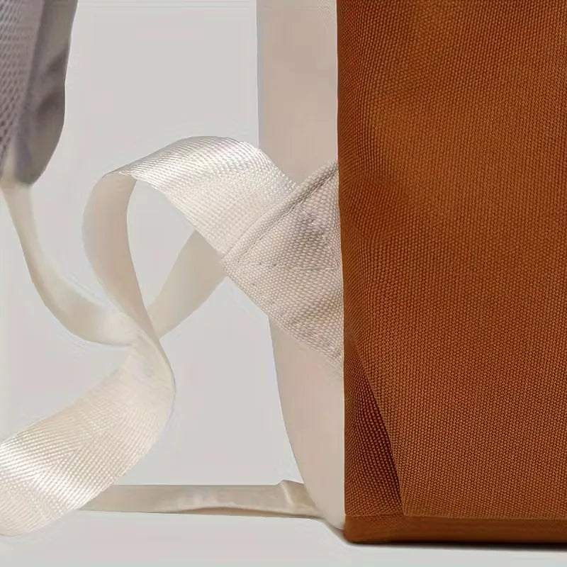 Sac à dos imperméable et robuste, bicolore, un compagnon pratique pour vos aventures quotidiennes.