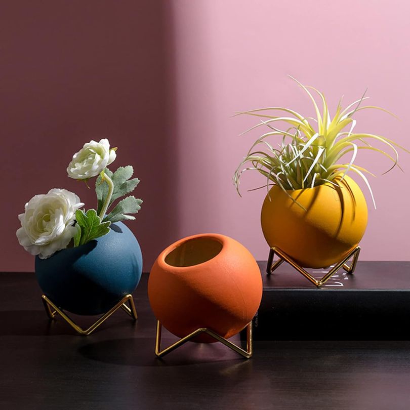 Sublime pot de fleurs nordique en céramique mat et son support métal noir. Parfait pour vos plantes d'intérieur.