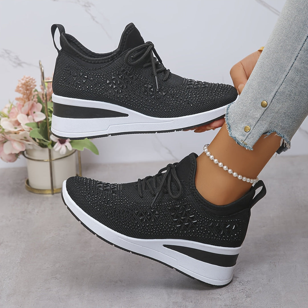 Baskets Elva femmes en gros plan: détails des strass et texture, confort et style assurés.