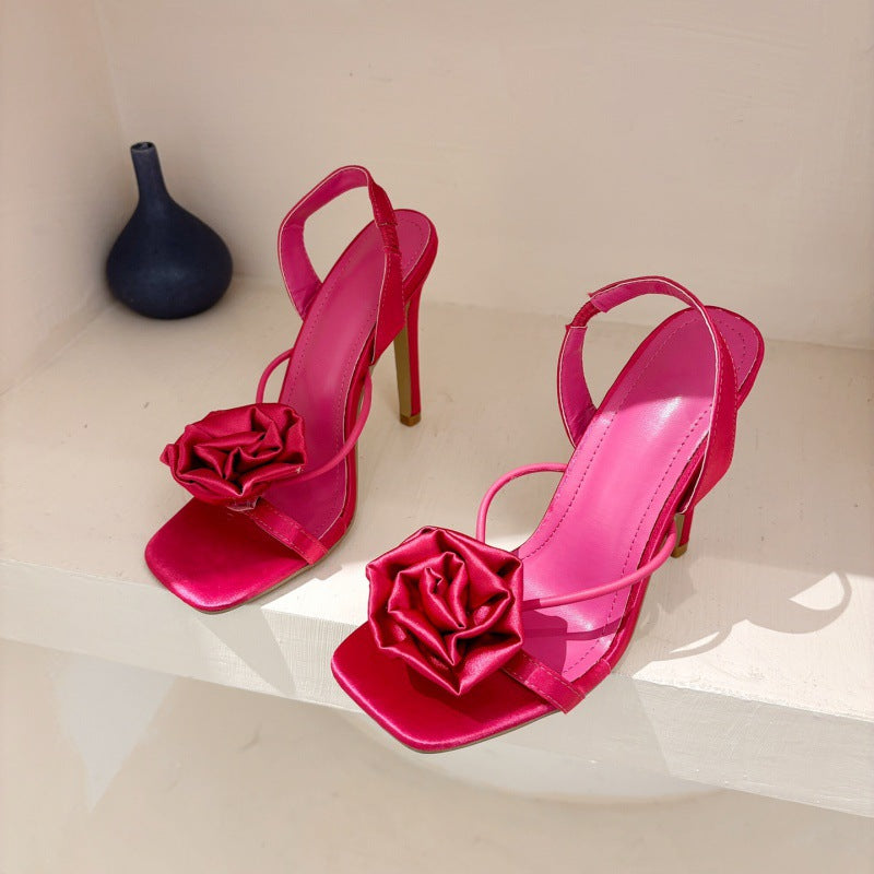 Sandales à talons femmes, imprimé floral éclatant, parfaites pour ajouter une touche élégante à votre tenue de soirée.