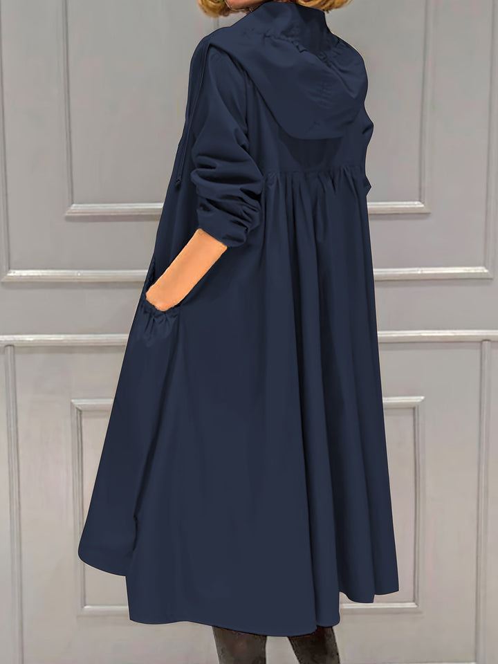 Manteau élégant femme à capuche, idéal pour l'hiver. Tissu protecteur et coupe moderne.