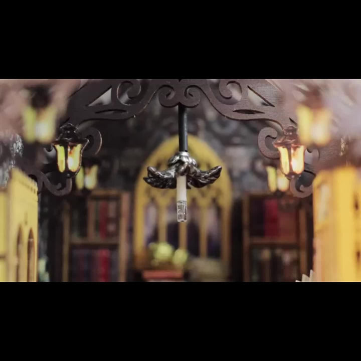 Décoration unique : la Maison de Livres Magique en bois, puzzle 3D monté. Cadeau original pour tout âge.