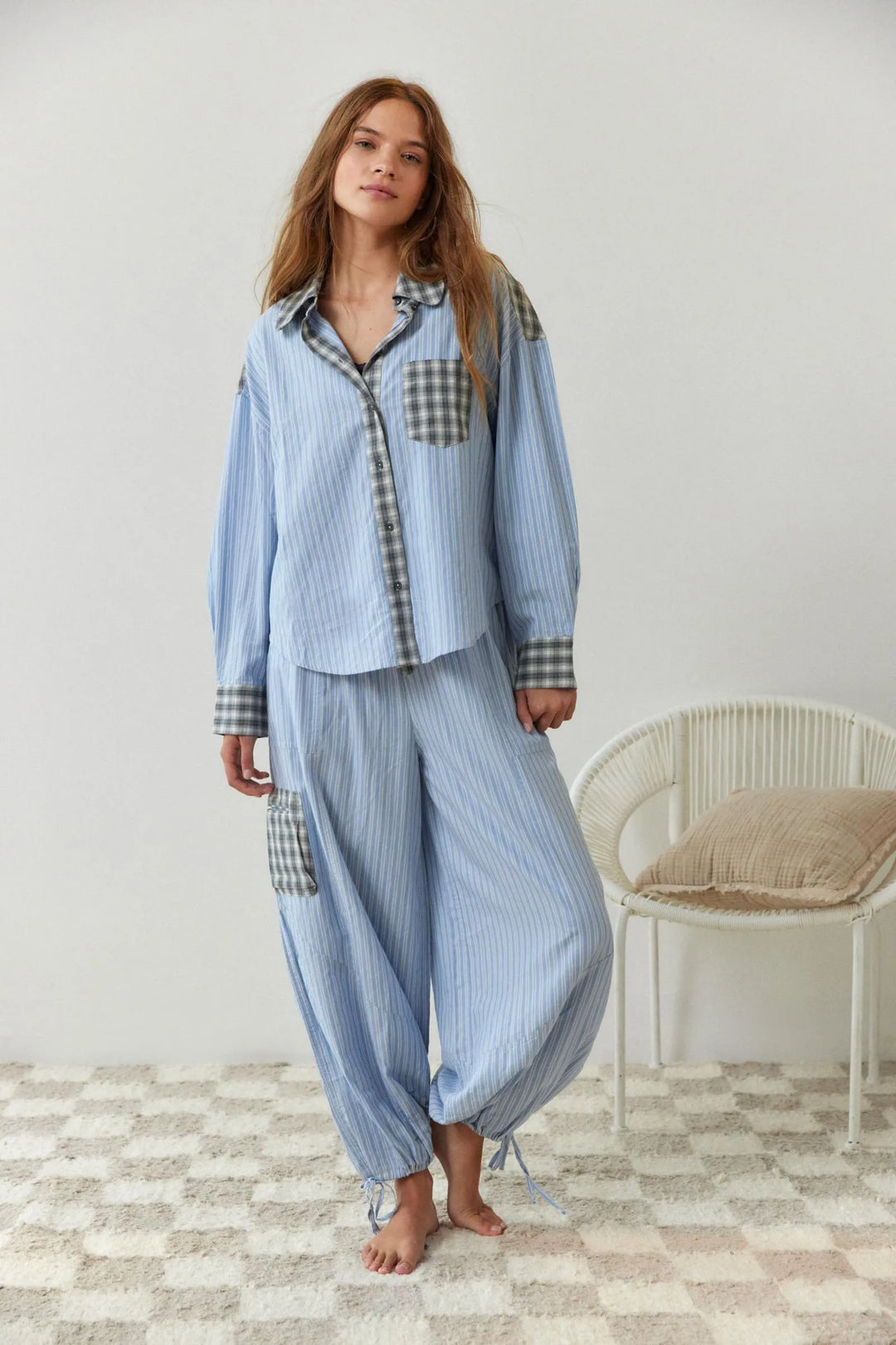 Vêtement de nuit femme décontracté: pyjama 2 pièces en coton doux et luxe, parfait comme homewear confortable.
