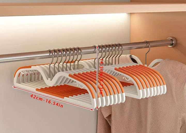 Cintre bleu court en plastique, antidérapant pour vêtements, tête pivotante pour armoire.