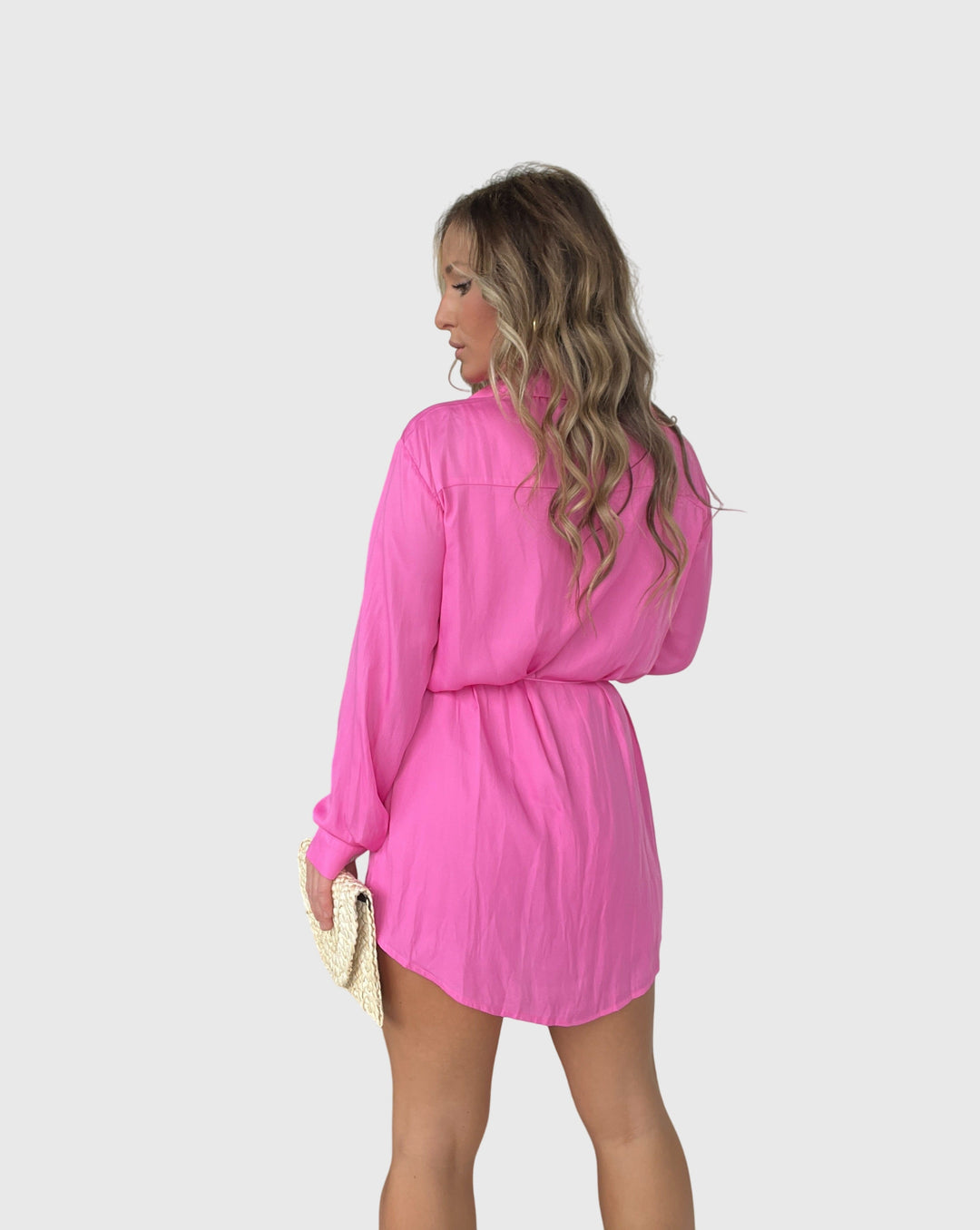 Zoom sur une combinaison-short élégante avec ceinture à la taille, style été pour femme chic.