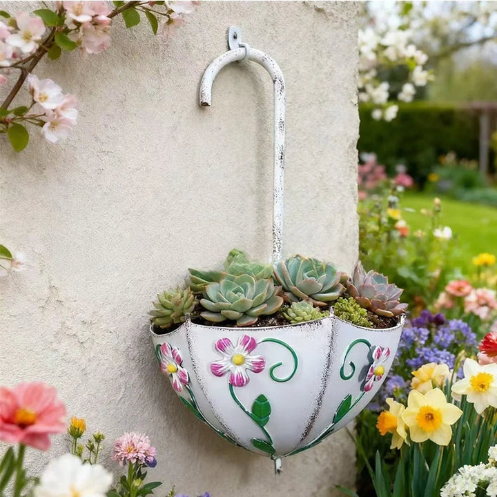 Pot de fleurs suspendu style parapluie vintage en fer forgé, parfait pour un mur de jardin ou une balustrade de balcon.
