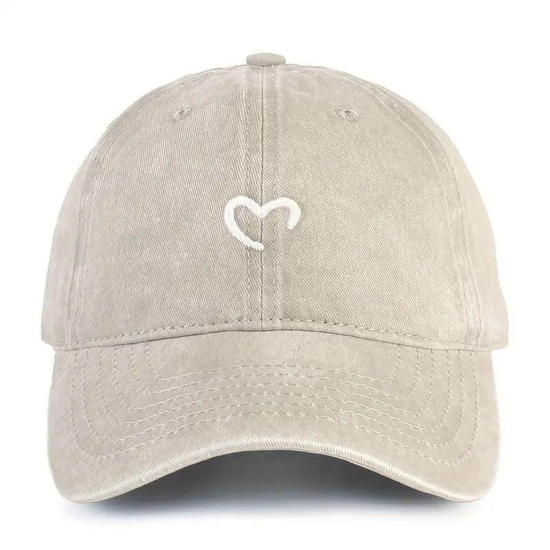 Casquette femme brodée cœur rouge, style minimaliste décontracté. Accessoire mode ajustable.