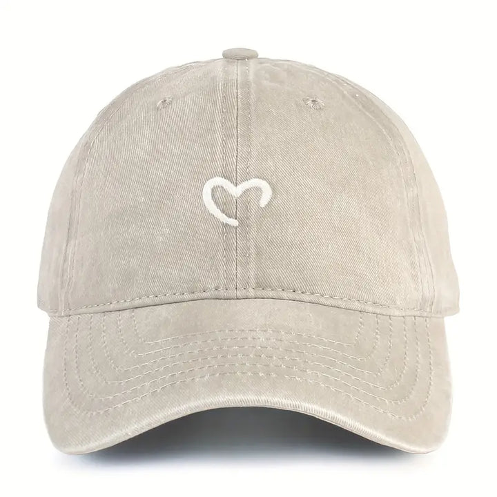 Casquette femme brodée cœur rouge, style minimaliste décontracté. Accessoire mode ajustable.