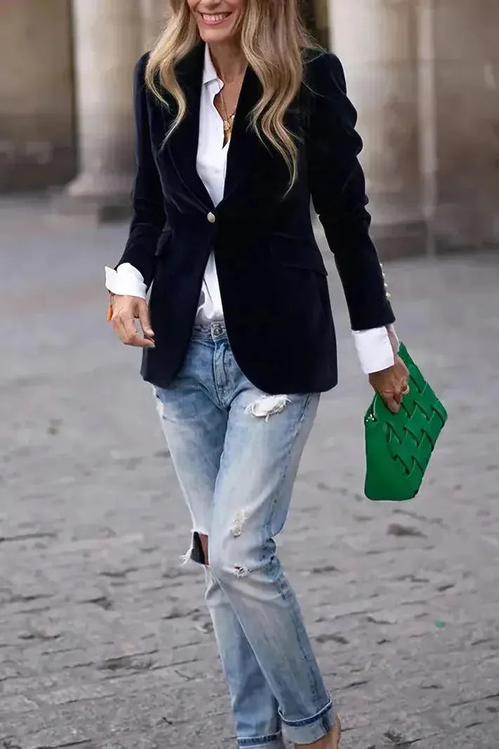 Veste blazer femme blanc cassé ajustée, look élégant et lumineux, idéal jour/nuit.