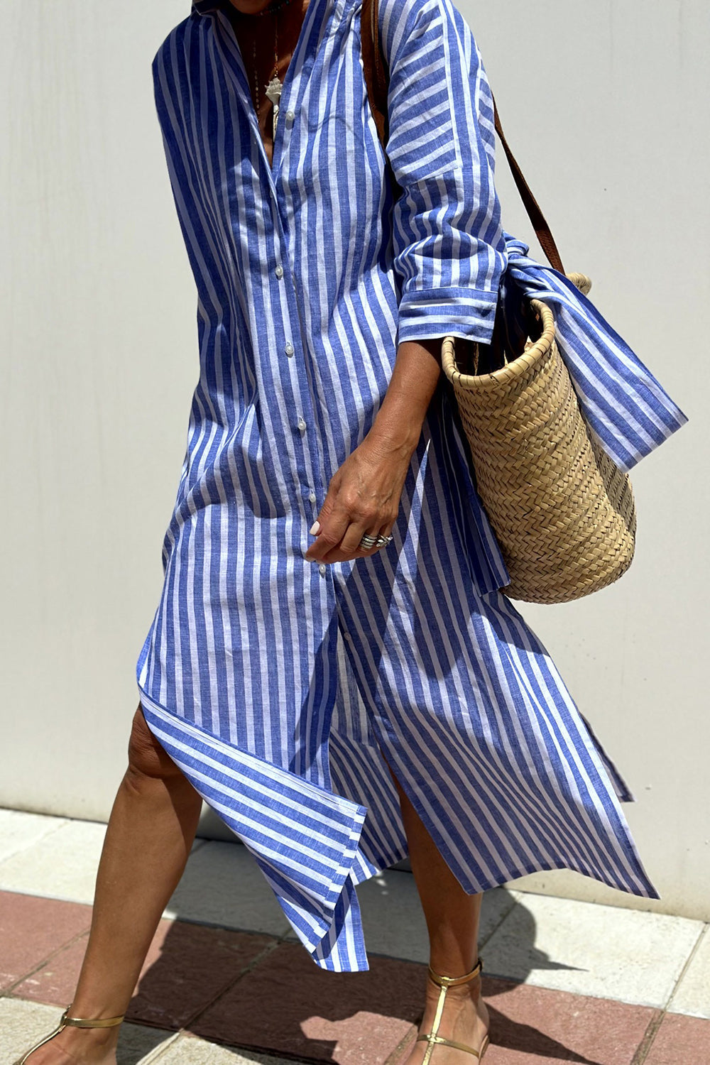 Robe rayée femme confortable et intemporelle, style chemise. Idéale pour l'été décontracté chic.