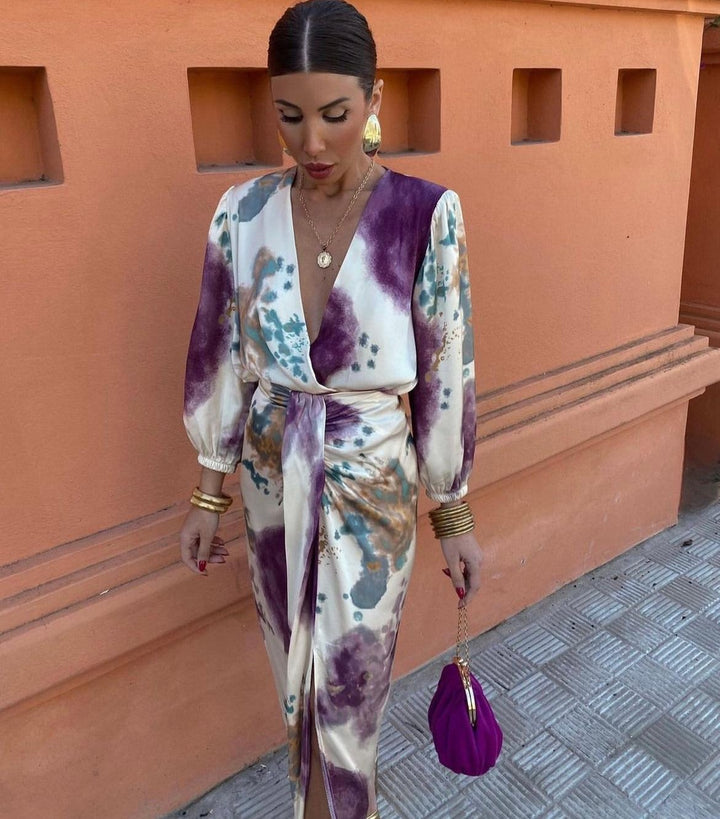 Robe de soirée élégante et fluide pour femme, avec décolleté V. Idéale pour un look raffiné en été.
