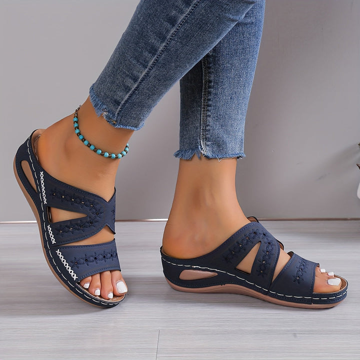 Sandales compensées femme orthopédiques, confortables pour l'été. Chaussures élégantes et décontractées.