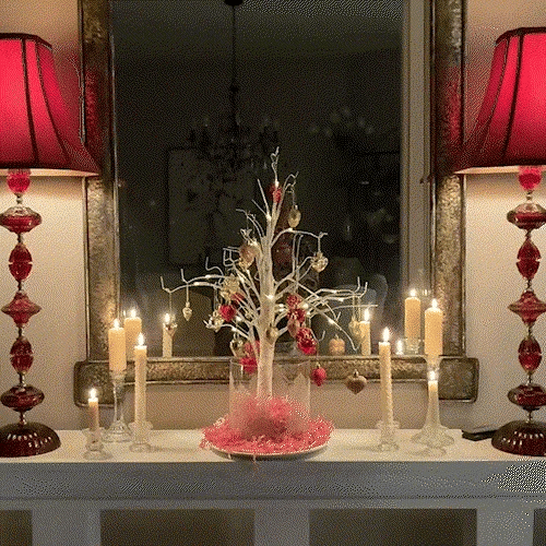 Lampe de table LED sans fil avec branches de bouleau ajustables et cœurs lumineux. Déco pour salon ou chambre.