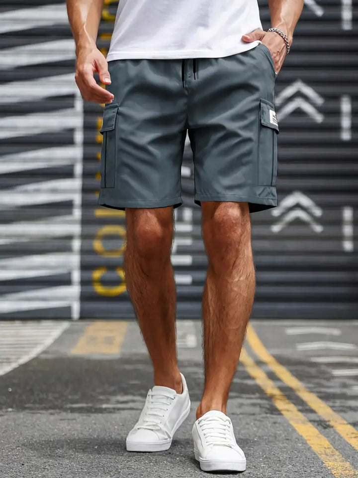 Short cargo homme vert forêt, multiples poches, conçu pour le confort et le style d'été.