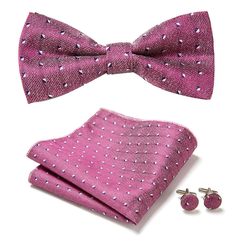 Accessoires élégants pour homme : nœud papillon, pochette et boutons de manchette pour chemise.