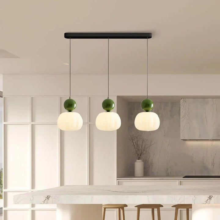 Luminaire suspension Art Déco crème, parfait pour un intérieur moderne.