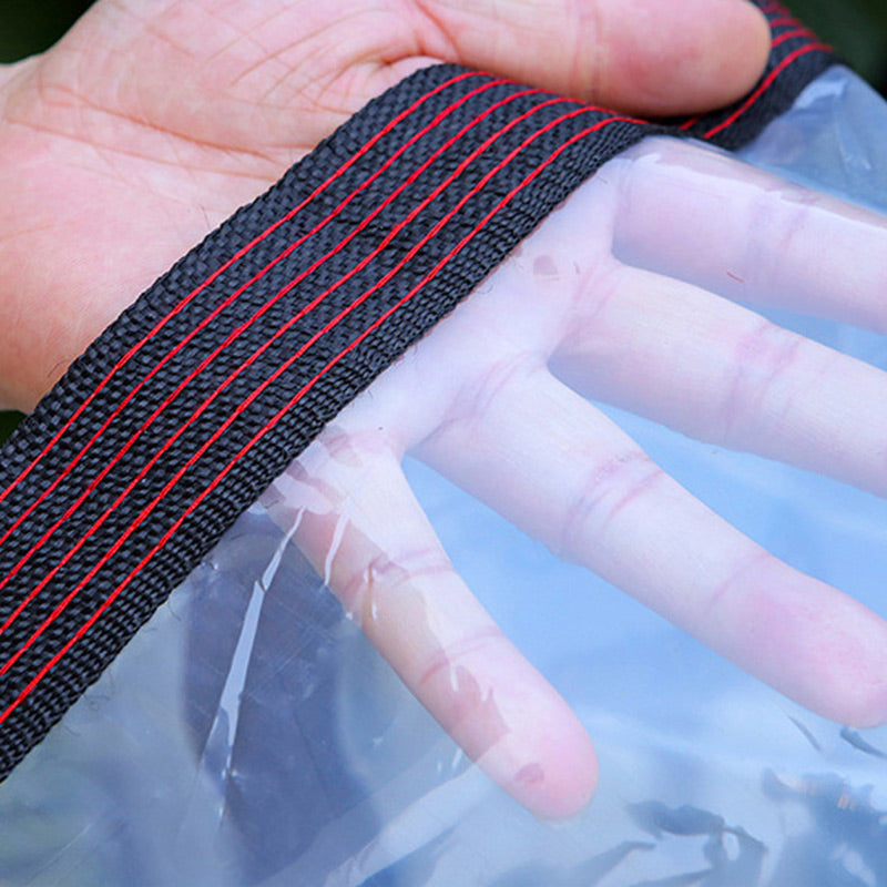 Détail d'une bâche transparente en PEHD résistant, offrant une protection durable contre les intempéries pour le jardin.