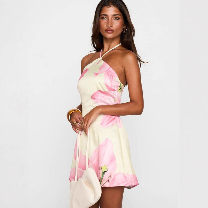 Robe d'été courte florale pour femme, motif printanier, encolure licou, style mode et chic.