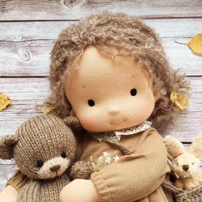 Peluche marionnette pédagogique, idéale pour l'éveil sensoriel et la créativité enfantine.