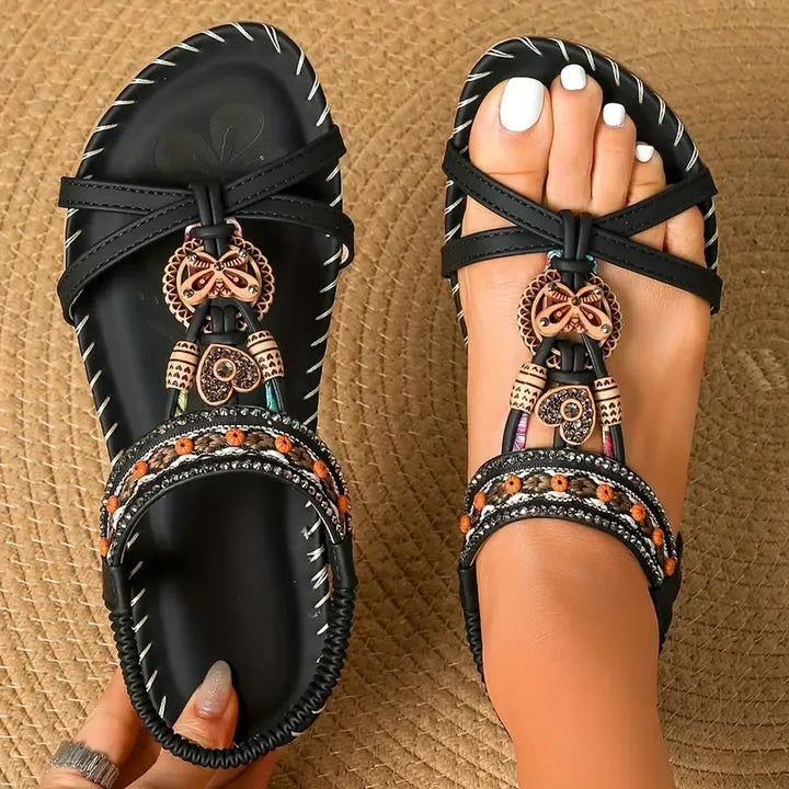 Sandales plates femme à enfiler, avec strass et perles. Idéales pour l'été, le confort et un look bohème chic.