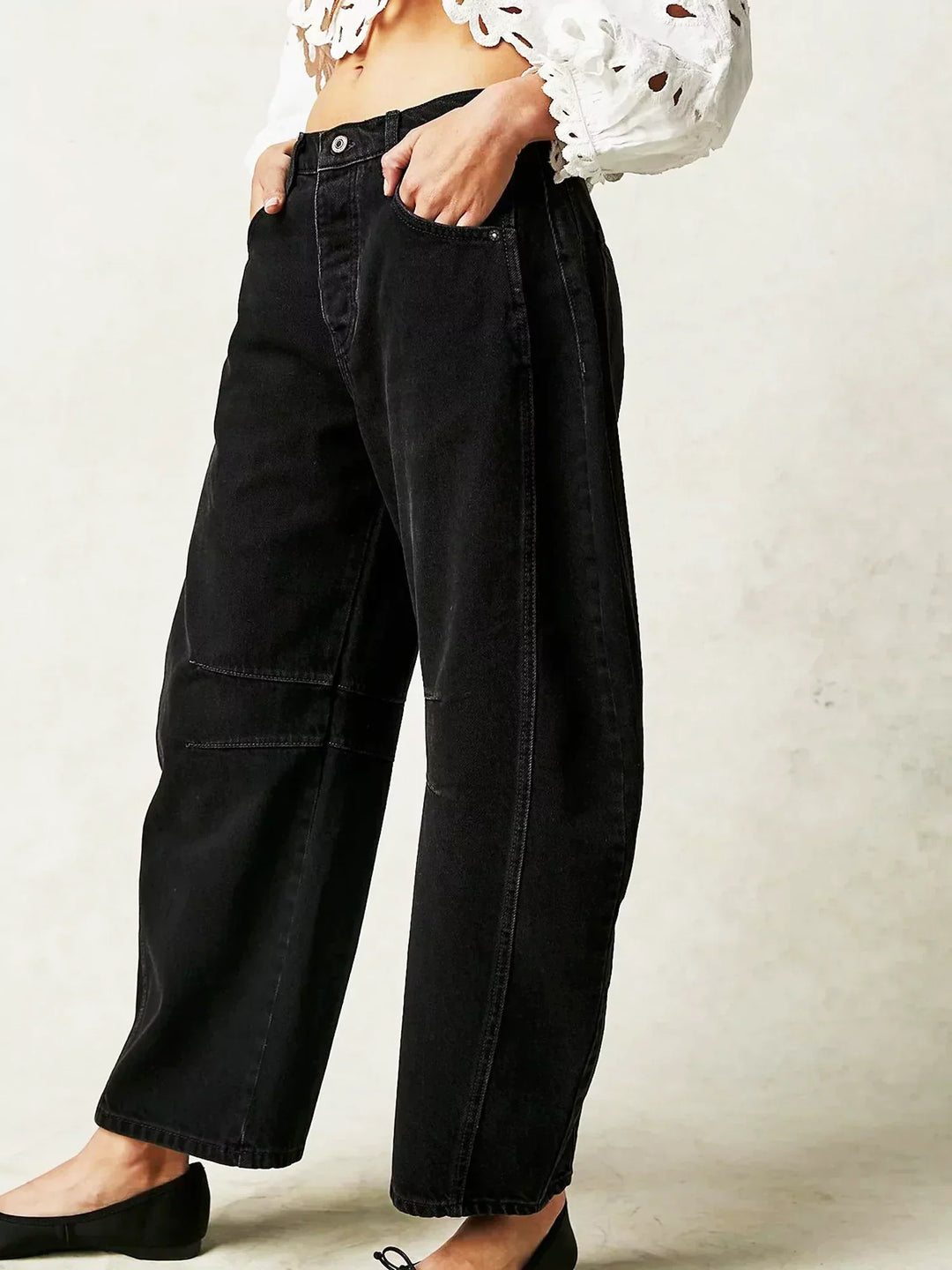 Jean femme taille haute flatteur, coupe large ample pour un confort optimal et un style chic.