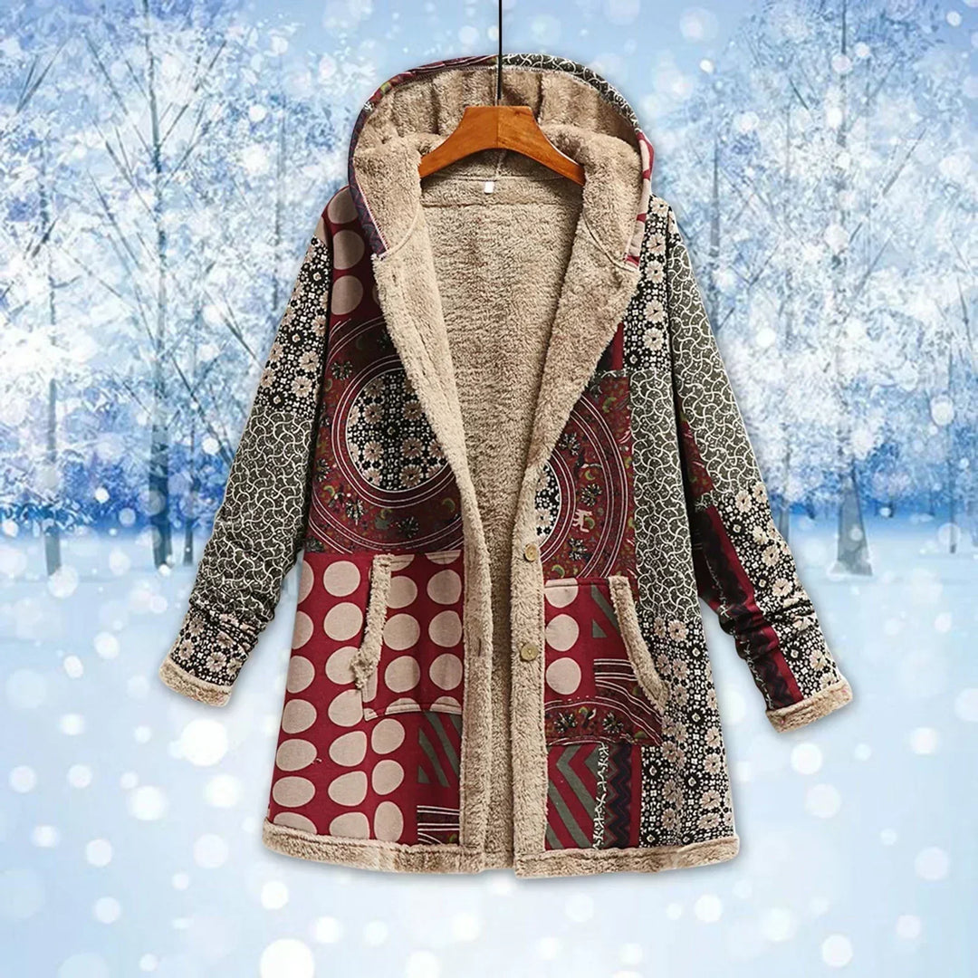 Veste femme chaude à capuche, motif patchwork multicolore. Confortable et tendance pour la mode hivernale.