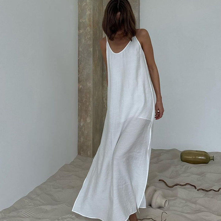 Robe fluide femme blanche d'été, style minimaliste et décontracté, idéale pour la mode femme estivale.