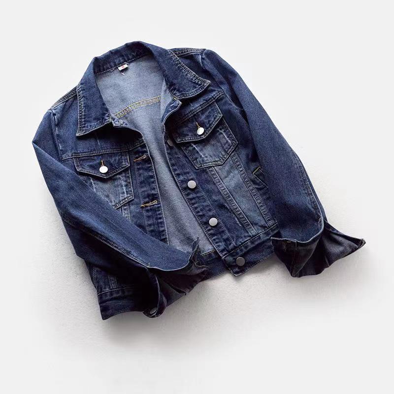 Veste en jean courte pour femme, indispensable du printemps à l'été, look chic et confortable.