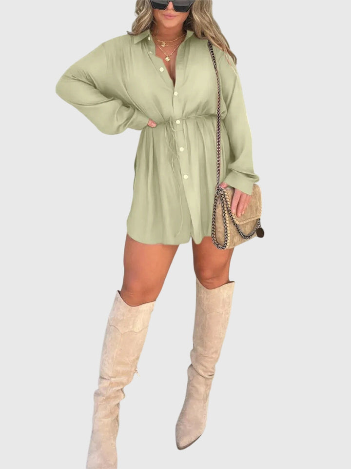Combinaison-short estivale pour femme, design moderne et élégant, parfaite pour la saison chaude.
