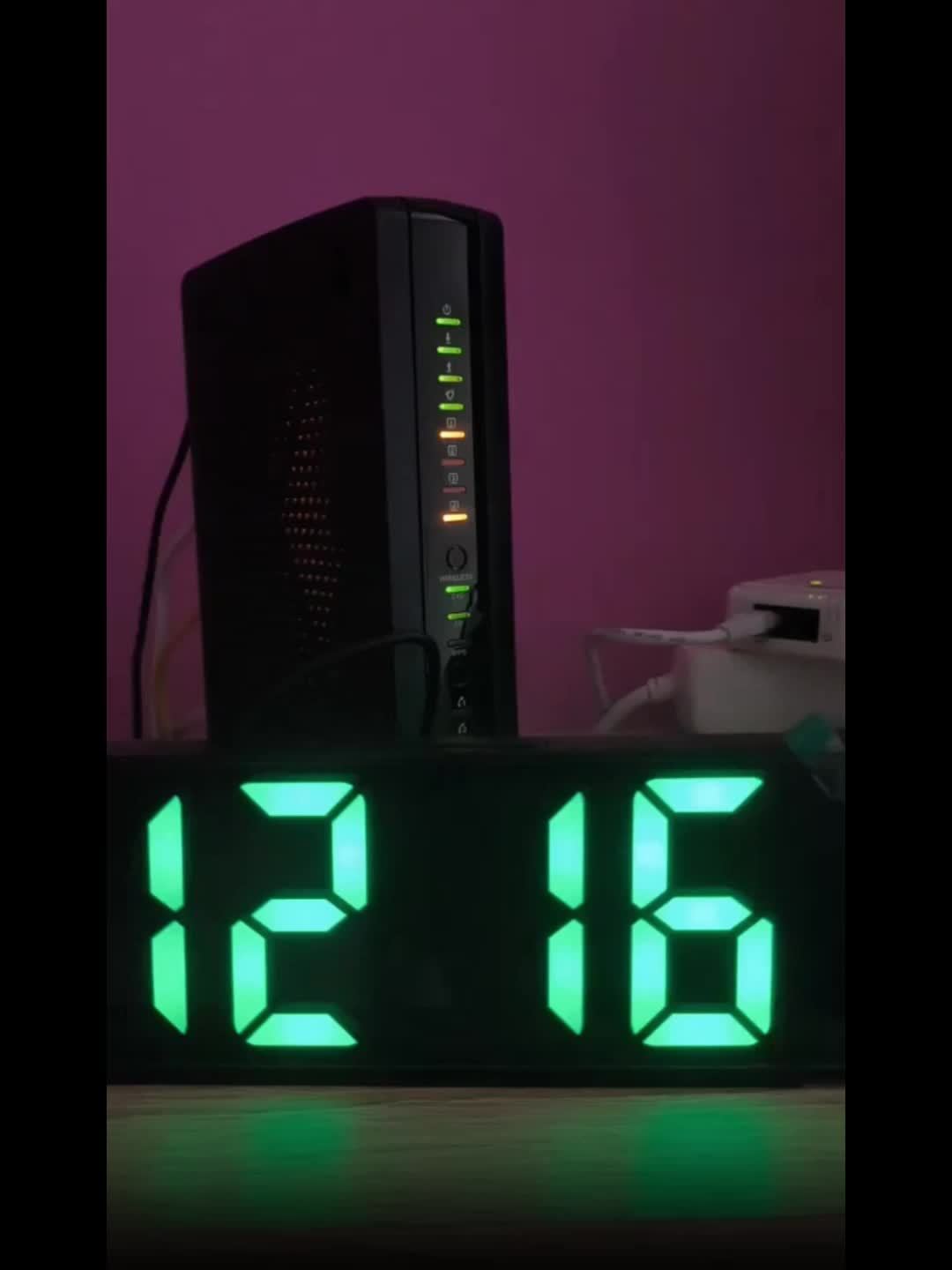 Réveil intelligent LED, projette l'heure et affiche date/température. Design moderne USB.